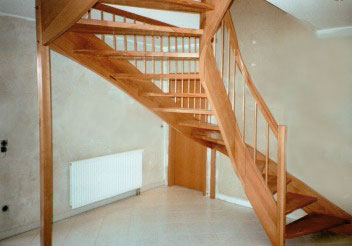 Zweimal viertelgewendelte Treppe frei im Raum