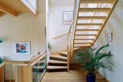 Offene Wohnraum-Gestaltung mit Eschenholztreppe