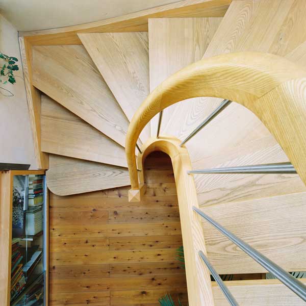 Offene Wohnraum-Gestaltung mit Eschenholztreppe