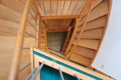 Offenes Treppenhaus mit gebogenen Außenwänden