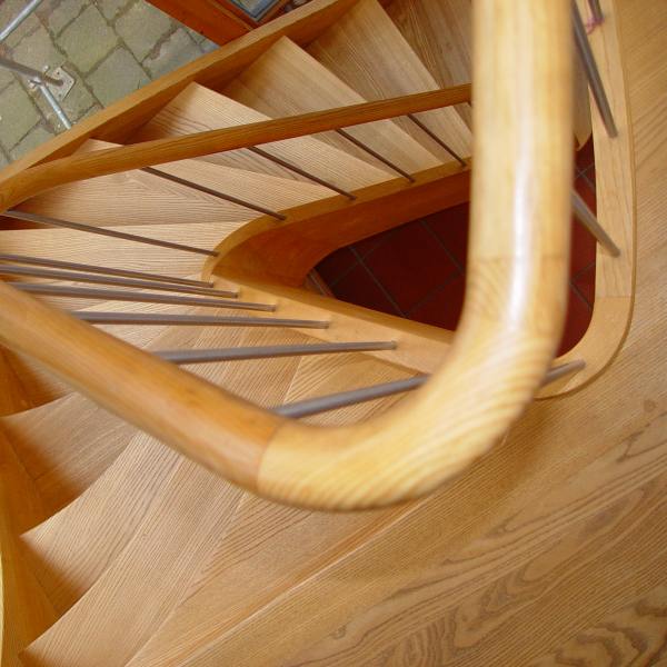 Gewendelte Treppe in Esche Vollholz