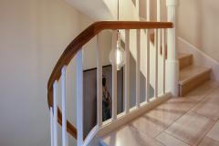 Steintreppe mit Holzgeländer